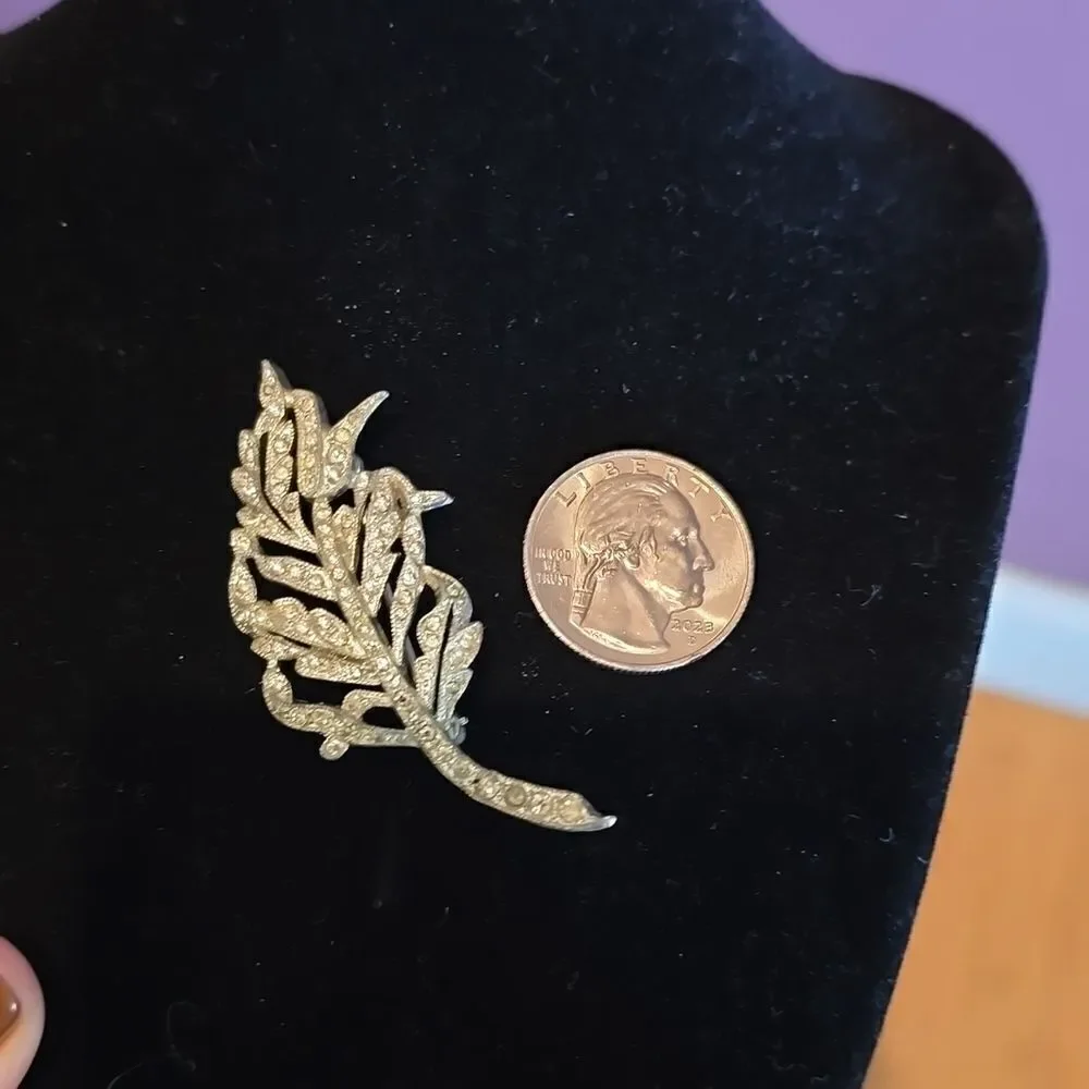 Vintage Brooche Pin, 1940's. Very Delicate and Pretty! Sparkling Rhinestones,
